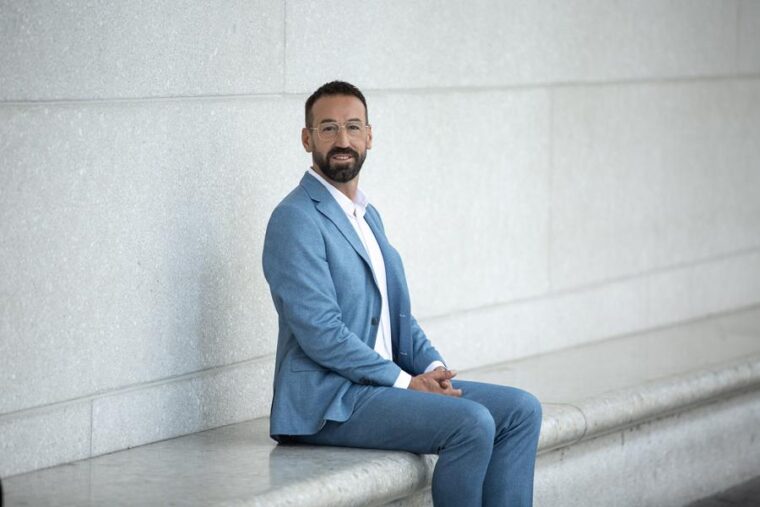 Mario Bubic – Coach in Berlin, Portrait im<br />blauen Anzug